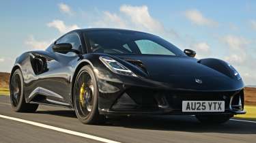 Lotus Emira, вид спереди три четверти